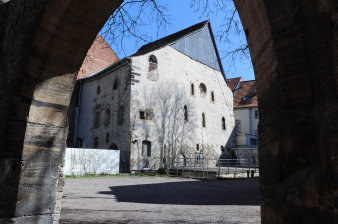 Foto: Alte Synagoge: Blick von der Waagegasse © A. v. Kirchbach Die Alte Synagoge von der Waagegasse aus gesehen. Im Vordergrund des Fotos der steinerne Torbogen, der auf das Nachbargrundstück führt, von der Synagoge sieht man die Nord- und die Westfassade.