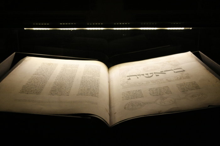 Hebräische Bibel in der Ausstellung der Alten Synagoge Große Hebräische Bibel, die Seiten des 1. Buch Mose aufgeschlagen.