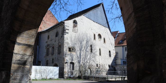 Foto: Alte Synagoge: Blick von der Waagegasse © Albrecht von Kirchbach Die Alte Synagoge von der Waagegasse aus gesehen. Im Vordergrund des Fotos der steinerne Torbogen, der auf das Nachbargrundstück führt, von der Synagoge sieht man die Nord- und die Westfassade.