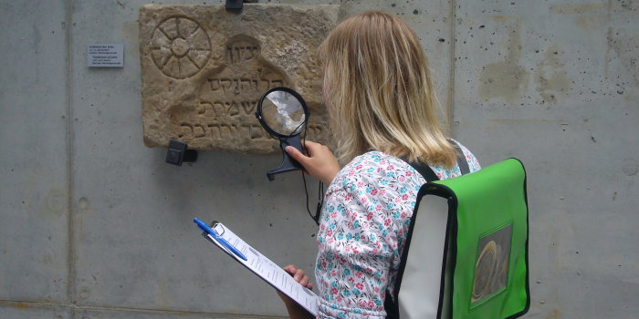 Die Alte Synagoge kann mit Hilfe eines Detektiv-Rucksacks, Lupe und Kompass besichtigt werden