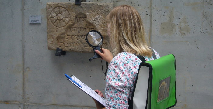 Die Alte Synagoge kann mit Hilfe eines Detektiv-Rucksacks, Lupe und Kompass besichtigt werden