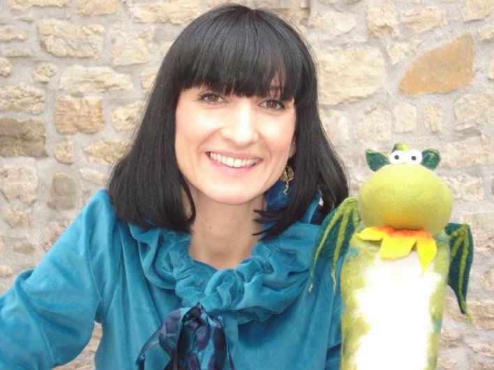 Foto: Franzi und Fridel Das Gesicht einer Frau mit einem Plüschtier in der Hand.