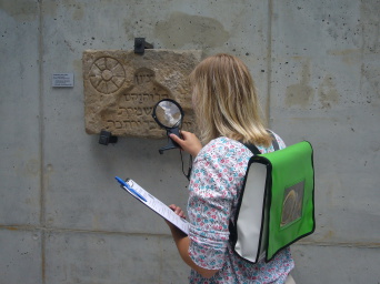 Die Alte Synagoge kann mit Hilfe eines Detektiv-Rucksacks, Lupe und Kompass besichtigt werden