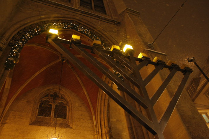 Foto: Chanukkaleuchter vor dem Erfurter Rathaus © Stadtverwaltung Erfurt Großer, neuarmiger Kerzenständer, mit dem das Fest Chanukka gefeiert wird, vor dem Erfurter Rathaus