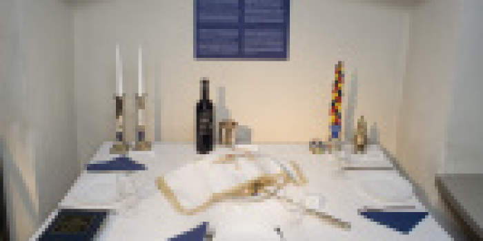 Ausstellung Kleine Synagoge Gedeckter Tisch mit Kerzenhalter