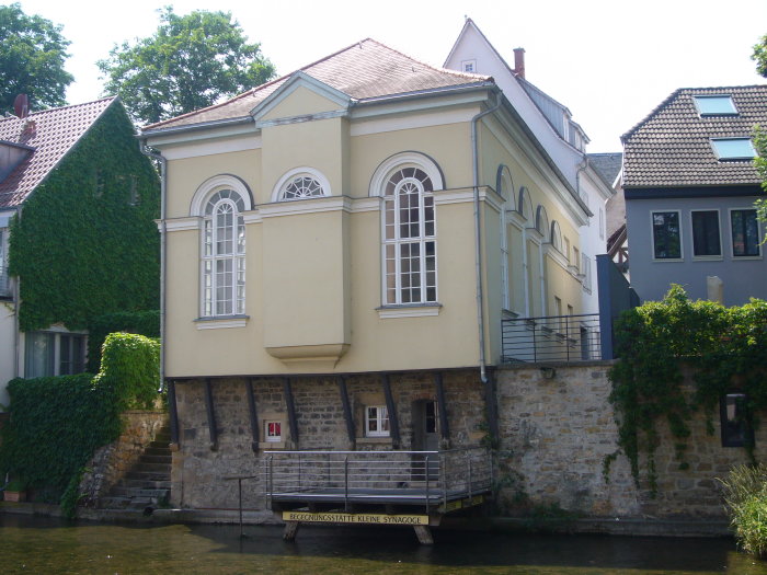 Begegnungsstätte Kleine Synagoge Auf dem Foto ist die Kleine Synagoge Erfurt vom Fluss Gera aus aufgenommen.