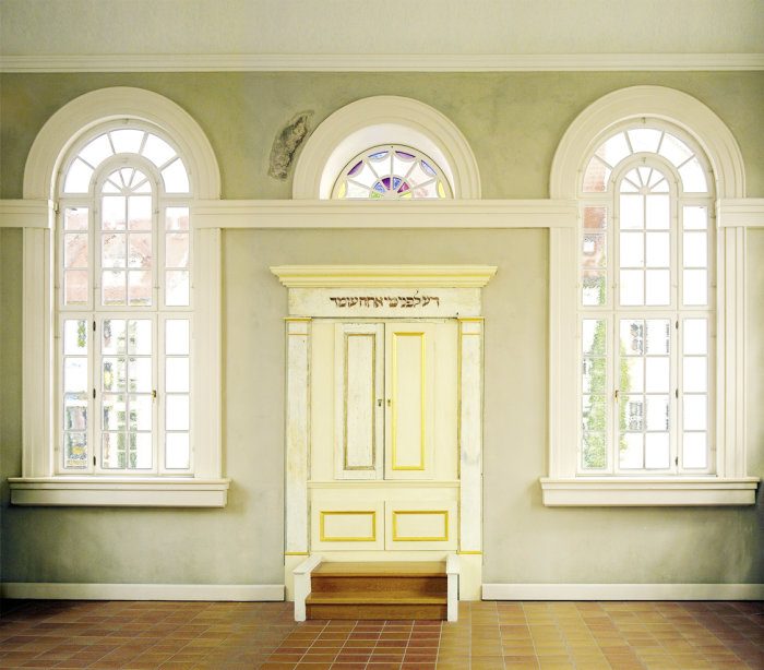Kleine Synagoge, Betsaal Wand mit Fenstern und Thoraschrein