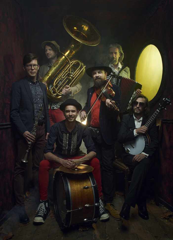 Konzert: Dobranotch Darstellung der Bandmitglieder und ihren Instrumenten.