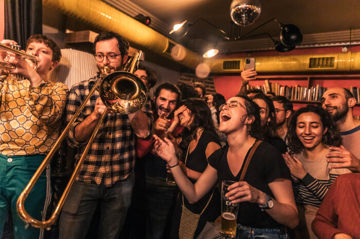 Istanbul Klezmer Kapelye - Klezmer aus Istanbul Bild von feierenden Jugendlichen