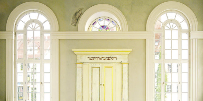 Foto: Kleine Synagoge, Betsaal © Papenfuss Wand mit Fenstern und Thoraschrein