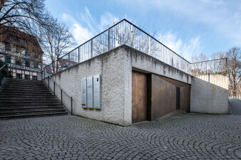 steinerner Bau neben einer Treppe