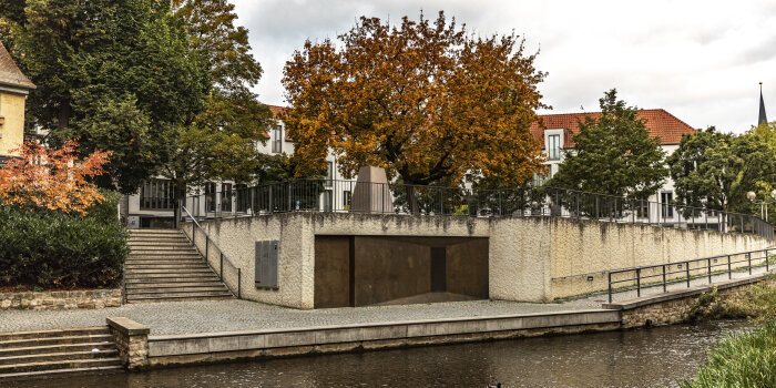 steinerner Bau an einem Flussufer