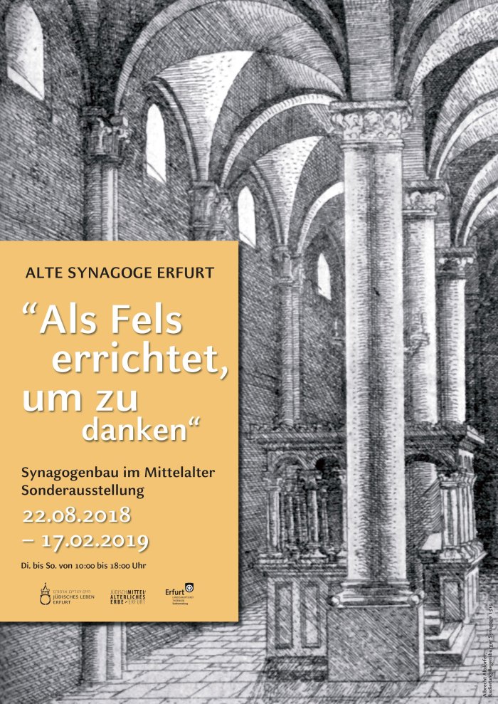 Als Fels errichtet SoAus 2018 Schwarzweiß Radierung einer mittelalterlichen Synagoge. In einem orangen Kasten steht der Name der Ausstellung.