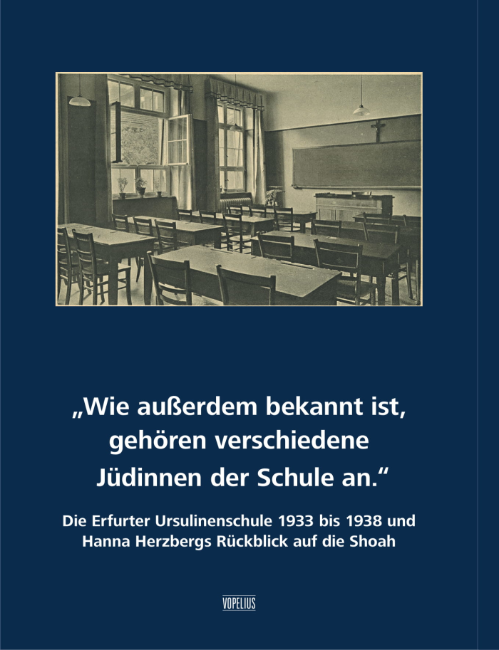 Buchcover: Die Erfurter Ursulinenschule 1933 bis 1938 und Hanna Herzbergs Rückblick auf die Shoah Buch mit blauem Einband mit einer Schwarz-Weiß-Fotografie von einem alten Klassenzimmer, Buchtitel in Weiß