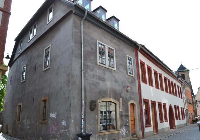 Gebäude Michaelisstraße 7 Erfurt ein Foto eines grauen dreistöckigen Gebäudes