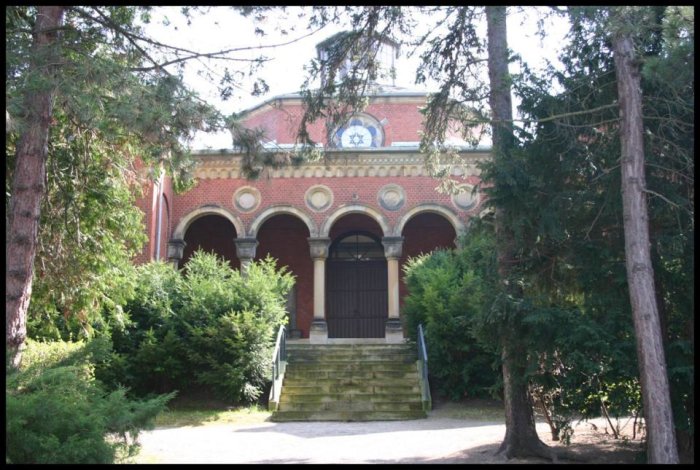 Neuer Jüdischer Friedhof Halle von Bäumen gesäumt
