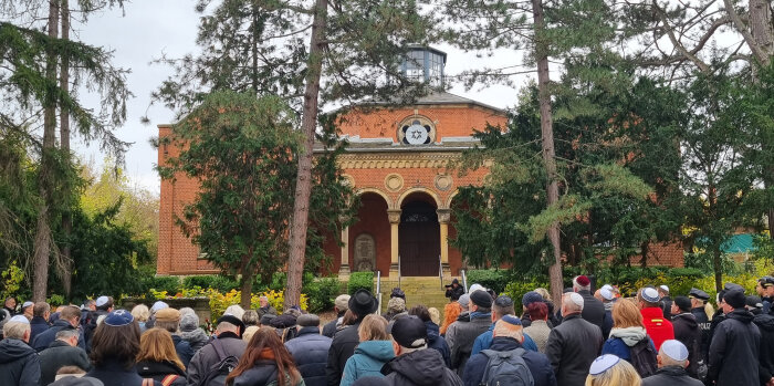 Gedenkveranstaltung auf dem Neuen Jüdischen Friedhof Menschenmenge vor der Trauerhalle des Neuen Jüdischen Friedhofs bei Gedenkveranstaltung zum Novemberpogrom von 1938