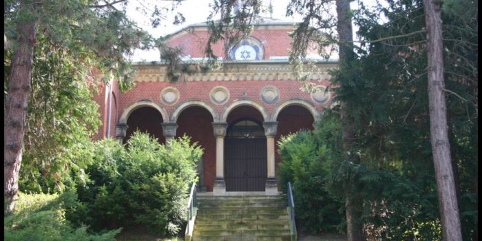 Foto: Neuer Jüdischer Friedhof © Stadtverwaltung Erfurt Halle von Bäumen gesäumt