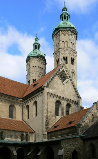 Foto: Naumburger Dom Osttürme © Landesamt für Denkmalpflege und Archäologie Sachsen-Anhalt Zu sehen sind die Osttürme des Naumburger Doms vom Kreuzgang aus fotografiert; zwei gotische Kirchtürme vor blauem Himmel.