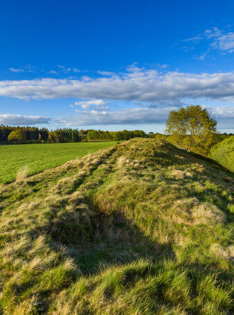 Eine Vertiefung in einer grünen Wiesenlandschaft