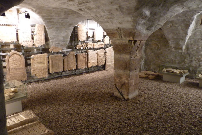 Schaudepot im Keller des Steinernen Hauses Im Keller des Steinernen Hauses werden in einem Schaudepot die mittelalterlichen Grabsteine aufbewahrt
