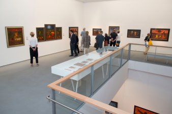 Blick in die Kunsthalle, in der Besucher Bilder betrachten