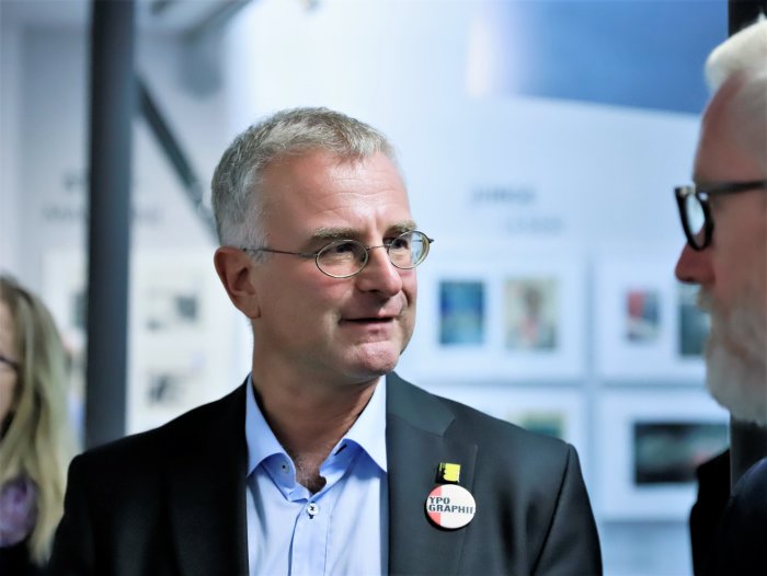 Prof. Dr. Patrick Rössler im Gespräch Porträt eines Mannes