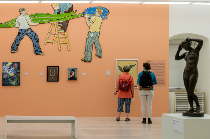 Zwei Besucherinnen in der Sonderausstellung „FlowerPower. Die Kunst, mit Blumen zu sprechen“ Zwei Frauen schauen sich eine Kunstausstellung mit Gemälden und Skulpturen an