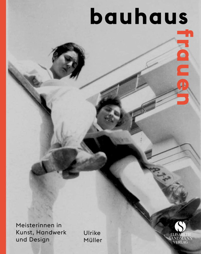Buchcover „Bauhaus Frauen“ von Ulrike Müller Bild mit zwei Frauen, die auf einer Mauerkante sitzen