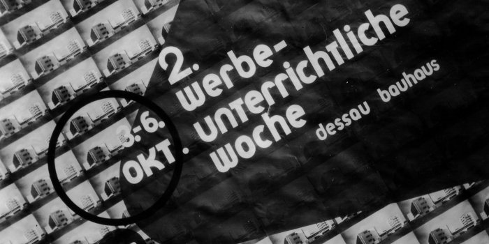 Foto: Reklamewerkstatt des Bauhauses (Leiter: Herbert Bayer): Plakat zur 2. werbeunterrichtlichen Woche am Bauhaus Dessau, 1927 © Gestalter unbekannt Schwarz-weiß Plakat mit einer Veranstaltungswerbung