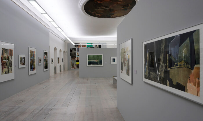 Blick in die Sonderausstellung "Nachtflüge" der Künstlerin Uta Zaumseil Blick in einen Raum mit vielen bunten Kunstwerken