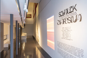 Ein Raum mit Schrift an der Wand
