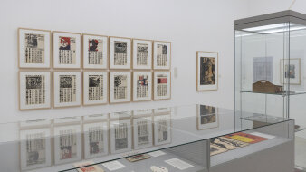 Ein Ausstellungsraum mit verschiedenen Gemälden