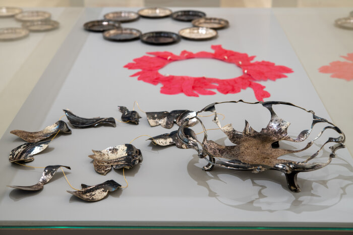 Ausstellung des 18. Erfurter Schmucksymposiums 2021 Eine Vitrine mit verschiedenen Gegenständen aus Metall