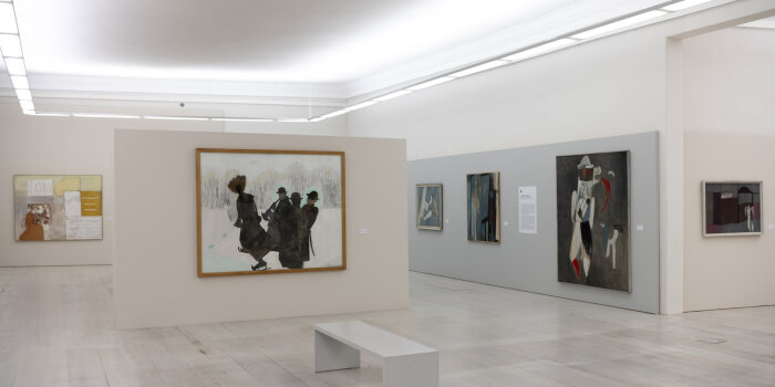 Foto: Blick in die Ausstellung „Alexander Camaro. Die Welt des Scheins” © Stadtverwaltung Erfurt / D. Urban Blick in einen hellen Raum mit vielen Gemälden an der Wand