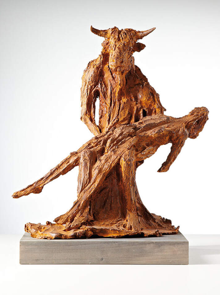 Braune Skulptur eines Minotaurus mit einer liegenden Person im Arm