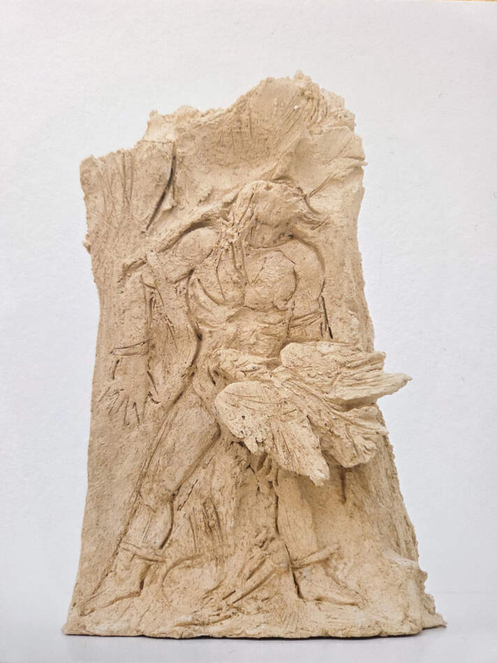 Braune Skulptur mit einer Person und einem Vogel 