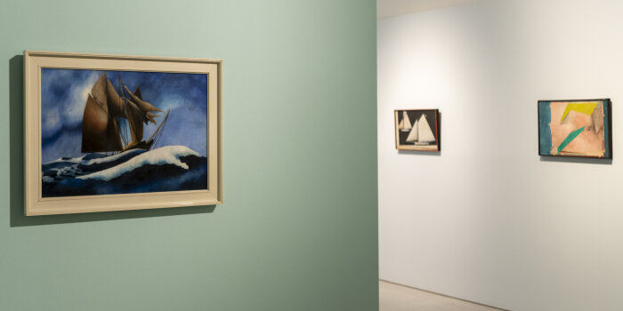 drei Gemälde an einer mintgrünen und einer weißen Wand