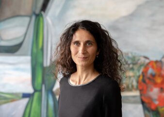 Foto: Susanna Hanna © Susann Nürnberger Portät einer Frau vor einem Kunstwerk