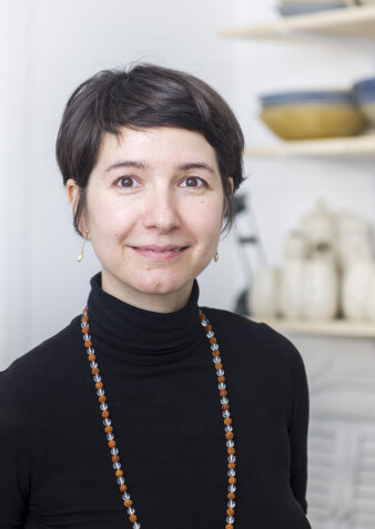 Foto: Doreén Reifenberger © Doreén Reifenberger Halbportät einer Frau mit schwarzem Pulli, lange Halskette