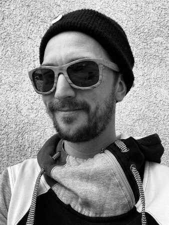 Foto: Florian Schmigalle © Flosion eine männliche Person als Schwarz-Weiß-Portät