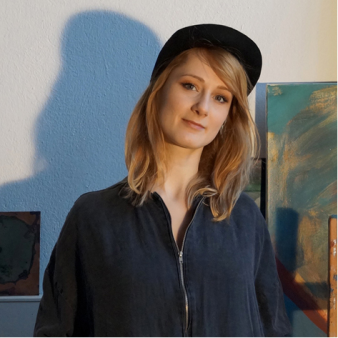 Foto: Rosemarie Weinlich © René Büttner ein junge Frau mit Schirmmütze