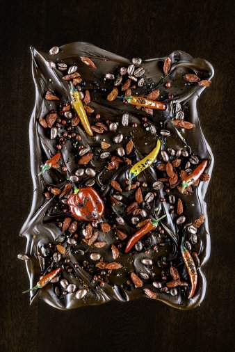 Foto einer Schokoladenplatte, verziert unter anderem mit Peperonis