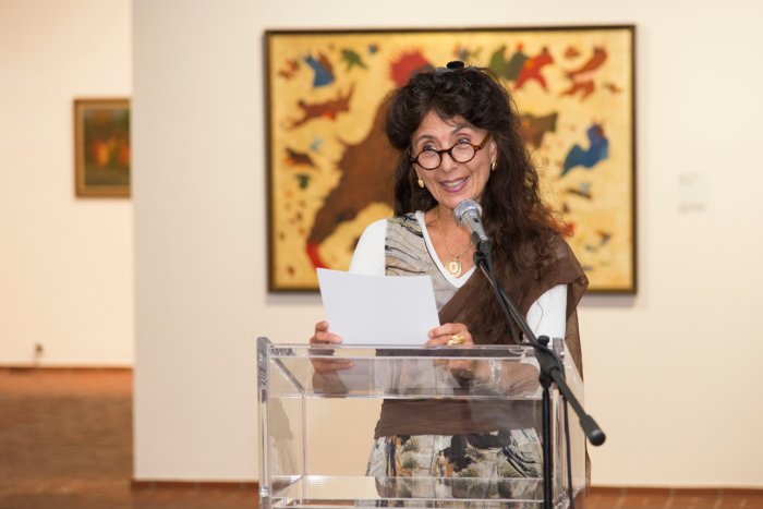Timna Brauer in der Ausstellung „Arik Brauer. Phantastisch-realistisch. Ein Lebenswerk“ Eine Frau stehe an einem Rednerpult