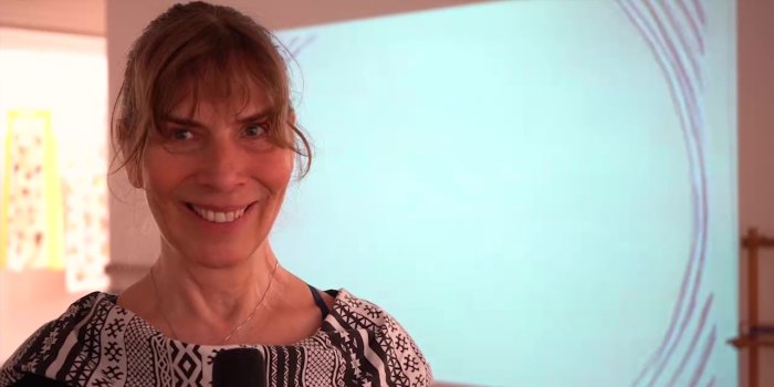 Foto: Verena Kyselka in der Kunsthalle © Stadtverwaltung Erfurt Eine Frau steht vor einer Leinwand