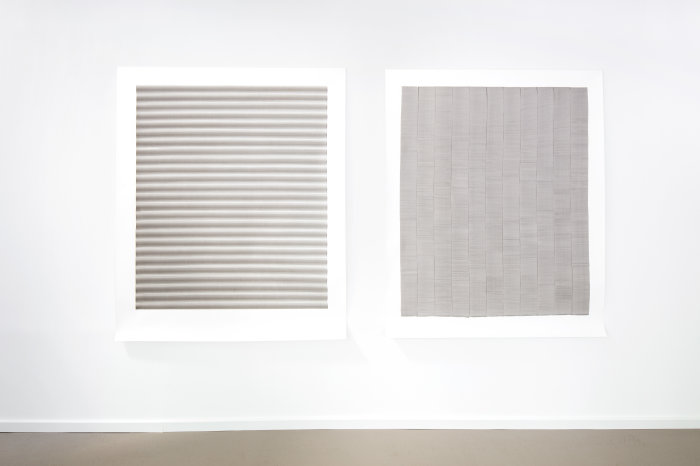 Luise von Rohden: Zeichnungen in der Ausstellung Kunsthalle Koidl 2019 zwei gleichgroße Zeichnungen nebeneinander mit Streifenstrukturen