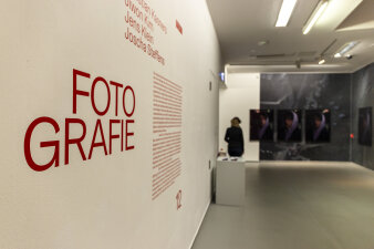 Foto: Blick in die Ausstellung „Dokumentarfotografie Förderpreise 12“ © Stadtverwaltung Erfurt Eine Wand mit Schrift und Fotos
