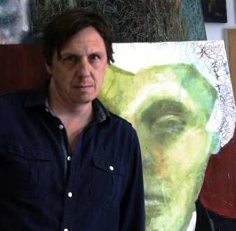 Portrait eines Mannes im dunklen Hemd vor einem Gemälde mit Gesicht