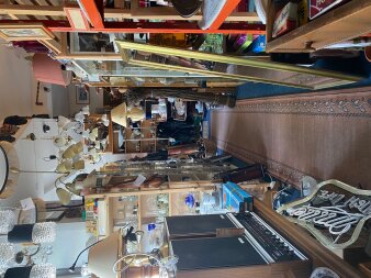 Blick in einen Laden mit vielen alten Sachen - Lampen, Möbel, Spiegel