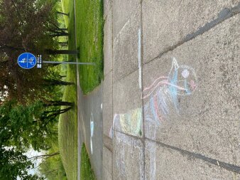 Ein mit Kreide gemaltes Pferd auf dem Bürgersteig